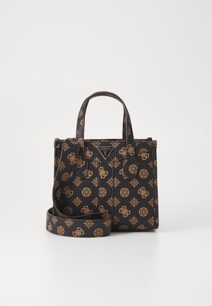 Sac à main noir avec un motif de logo doré, doté de deux poignées courtes, d'une bandoulière amovible et d'une forme structurée.