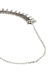 Silverfärgad halsband med en dekorativ ryggliknande design, prytt med pärlaccents och en länkad kedja. Strukturerad yta framhäver detaljerna.