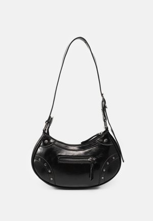 Sac bandoulière en cuir noir brillant avec une poche avant à fermeture éclair, forme arrondie, et une sangle ajustable ornée de clous métalliques et d'une boucle.