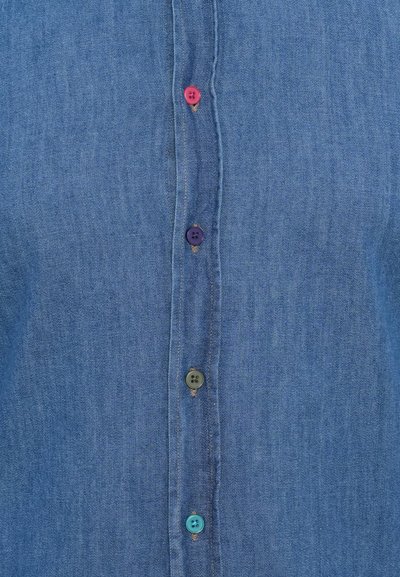 Világoskék farmering texturált anyagból, hat színes gombbal: piros, lila, zöld, fekete és kék.