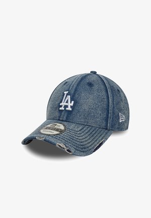Casquette de baseball en denim avec logo "LA" blanc à l'avant, autocollant New Era réglable sur la visière incurvée, et détails légèrement usés.