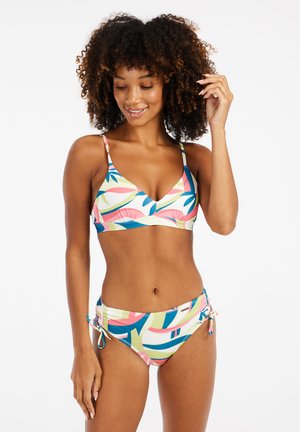 Kleurrijke bikini set met een driehoektop met verstelbare bandjes en hoge taille broekjes. De patronen bevatten abstracte vormen in blauw, roze en groen.