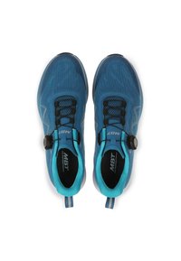 Baskets de sport bleues avec une tige en mesh, fermeture à molette ajustable et accents texturés. Construction légère avec une languette au talon.