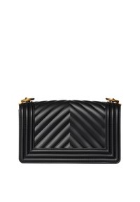Zwarte gewatteerde leren handtas met chevronpatroon, gouden hardware accessoires, rechthoekige vorm en contrasterende gestikte randen.