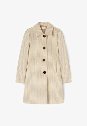 Cappotto beige con texture, caratterizzato da grandi bottoni neri, un ampio colletto e due tasche frontali. Il tessuto presenta un sottile motivo a trama.