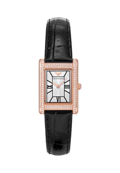 Rechthoekig roségouden horloge met zwarte Romeinse cijfers, kristallen bezette rand, zilverkleurige wijzerplaat en zwarte leren band.