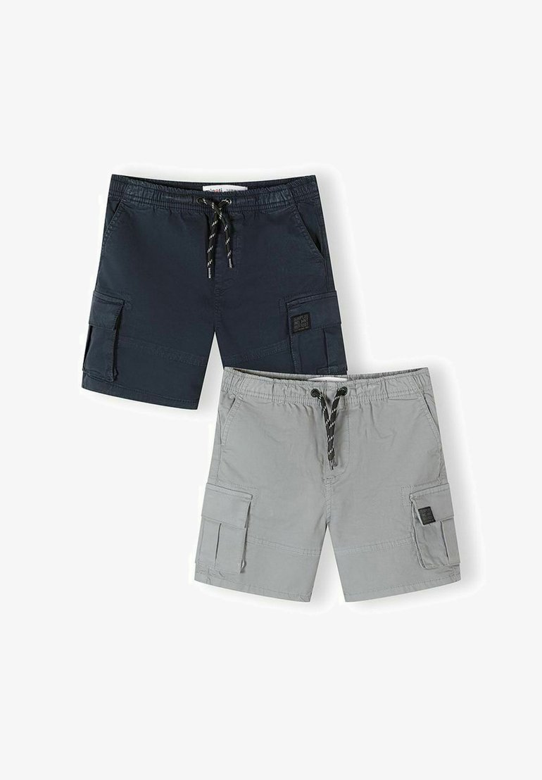Deux paires de shorts cargo pour enfants, une bleu marine et une gris clair, avec des tailles élastiques et des fermetures à cordon de serrage.