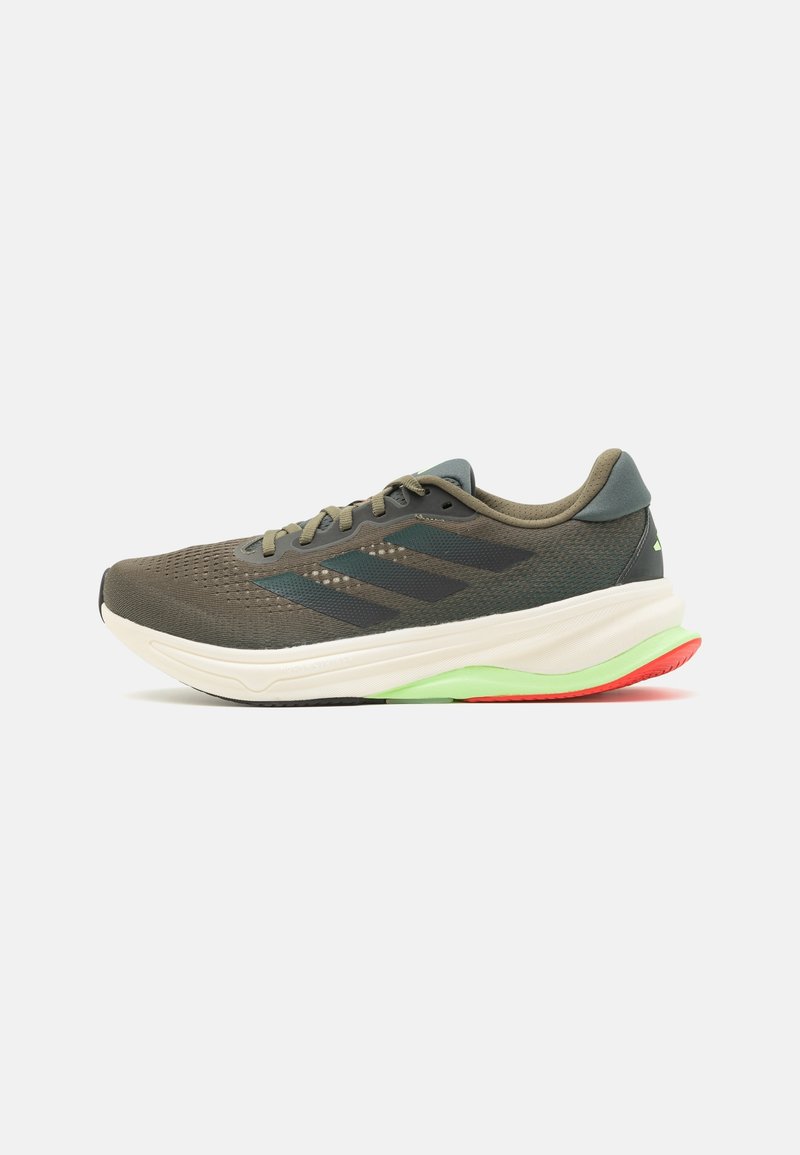 Baskets de course vert foncé avec une tige en mesh respirant, accents noirs, semelle intermédiaire blanche amortie et semelle extérieure multicolore comportant des sections vertes et rouges.