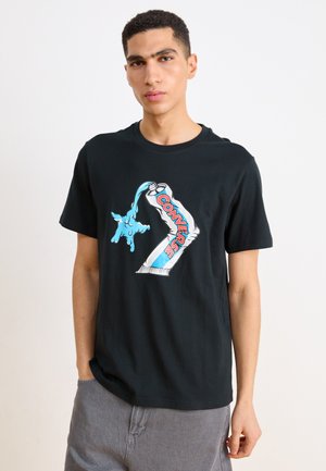 Čierne bavlnené tričko s veľkým grafickým dizajnom a modrými a červenými akcentmi, zobrazuje logo Converse a hravé obrázky.