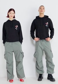 Jack & Jones JPSTPARACHUTE JJZAYN UNISEX - Calças cargo - agave green