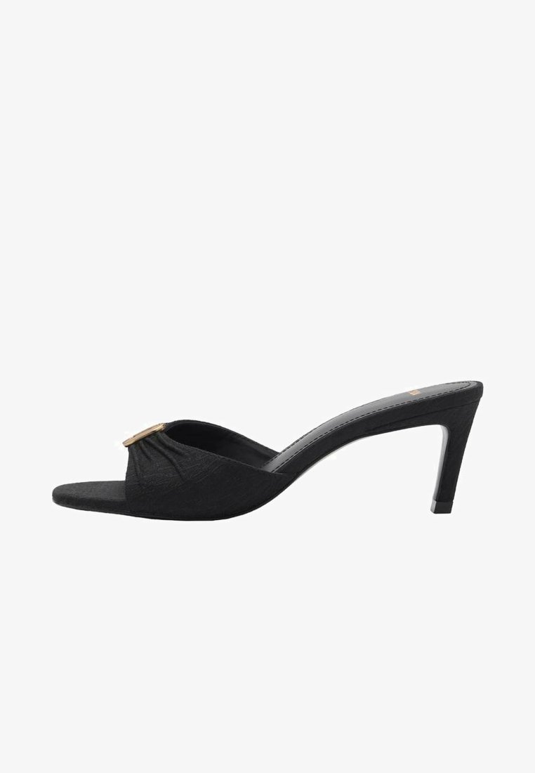 Sandalo con tacco alto neri, a infradito, con una tomaia texturizzata, punta aperta e dettagli in oro. Presenta una silhouette sleek e curvilinea e un tacco liscio.