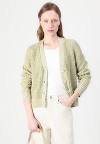 Gebreide cardigan in lichtgroene en gele tinten, met een gestructureerd patroon, een V-hals, lange mouwen en drie knopen aan de voorkant.