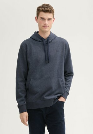 Sudadera azul marino con cordón, bolsillo frontal y puños acanalados. Fabricada con un tejido suave, presenta un pequeño logotipo en el pecho.