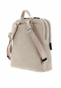 Sac à dos en velours côtelé beige avec bretelles réglables, double fermeture éclair et forme rectangulaire structurée. Dispose d'une poignée supérieure pour le transport.