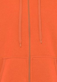 Orangene Kapuzenjacke mit Reißverschluss, Kordelzügen, Fronttaschen und einem weichen, strukturierten Stoff. Sie verfügt über einen zentralen Reißverschluss und genähte Nähte.