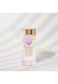 Butelka wielokrotnego użytku z przezroczystym korpusem, złotą nakrętką i słomką. Posiada iryzującą grafikę oraz logo nadrukowane z przodu.