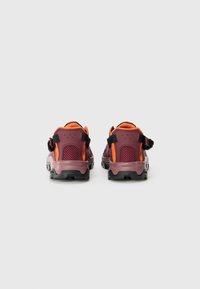 Bordeauxfarbene und orange Wanderschuhe mit einem strukturierten Mesh-Obermaterial, verstellbaren Riemen und Gummisohlen. Die Rückansicht zeigt Polsterung und Fersenstütze.