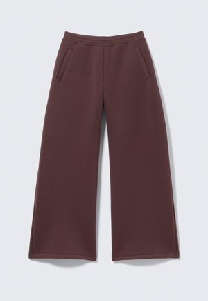Pantaloni marroni a gamba larga con tasche laterali e fascia elastica in vita, mostrati distesi su uno sfondo chiaro.
