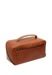 Neceser de piel marrón con forma rectangular, asa en la parte superior y un bolsillo con cremallera lateral. Textura suave con sutiles detalles de costura.