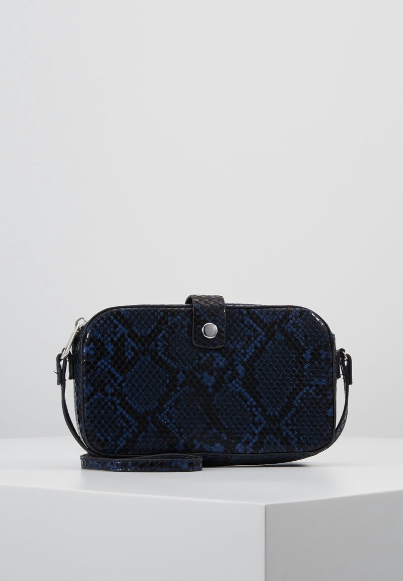 Borsa a tracolla rettangolare blu con stampa serpente, superficie texture, hardware argentato e tracolla removibile. Presenta una chiusura a scatto.