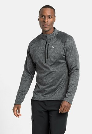 Pullover mit halbem Reißverschluss und langen Ärmeln aus meliertem, dunkelgrauem Stoff, ausgestattet mit einem hohen Kragen und einem Logo auf der Brust. Leicht und mit glatter Textur.