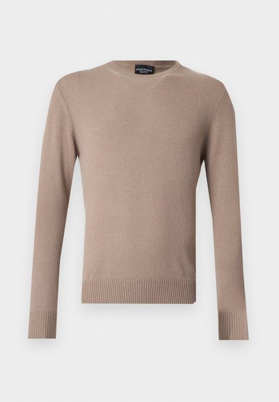 Φωτεινό καφέ πουλόβερ με στρογγυλή λαιμόκοψη, μακριά μανίκια και ριμπ τελειώματα στα μανίκια και στη μέση, εμφανισμένο σε απλό φόντο.