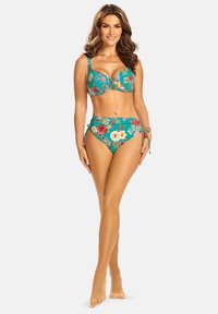 Zestaw bikini w kolorze turkusowym z kwiatowymi wzorami, z usztywnianym stanikiem na regulowanych ramiączkach oraz wysokim dołem z wiązaniami z boku.