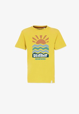 Gul bomulds T-shirt med et grafisk print, der viser et soldesign og bølger. Teksten siger "sommer vanvid" i sort og blå.