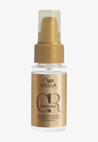 Wella Professionals Oil Reflections in een doorzichtige glazen fles met een gouden pompkap. Het etiket heeft gouden en donkerbruine tekst op een gouden achtergrond.