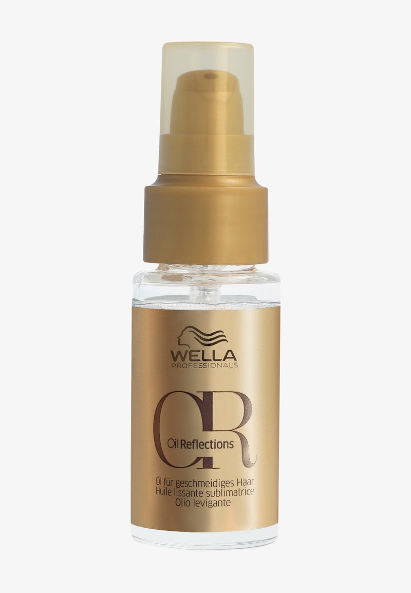 Wella Professionals Oil Reflections in een doorzichtige glazen fles met een gouden pompkap. Het etiket heeft gouden en donkerbruine tekst op een gouden achtergrond.
