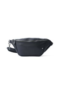 Marsupio in pelle nera con superficie texture, chiusura con zip, tracolla regolabile e design elegante e curvo. Accenti minimalisti completano l'aspetto.