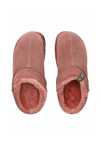 Pantofole in suede rosa chiaro con fodera in pelliccia sintetica e suola in gomma nera. Design con punta arrotondata, cucitura decorativa e dettaglio con logo sul lato.