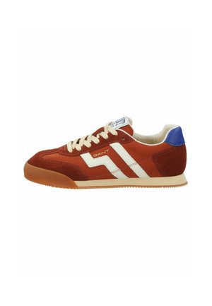 Lavtopet sneaker i rødbrun med hvide sidestriber, beige snørebånd, blå hælflap og gumssål, viser yderside.