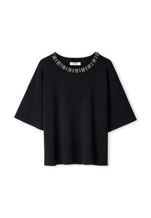 Top nero a maniche corte con vestibilità ampia, caratterizzato da un colletto decorato con perline e una texture liscia. Etichetta visibile all'interno del colletto.