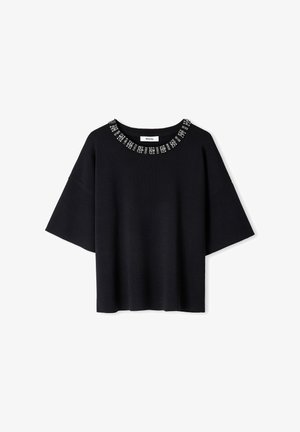 Czarny krótki top z luźnym krojem, z dekoracyjnym dekoltem ozdobionym koralikami oraz gładką teksturą. Etykieta widoczna wewnątrz dekoltu.