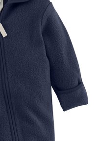 Marineblaue Fleecejacke mit einem Frontreißverschluss, gerippten Bündchen und einer weichen Textur. Der Kragen ist mit einem kontrastierenden Stoff gefüttert.