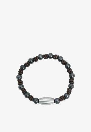 Elastisches Armband mit abwechselnden dunklen runden Perlen und braunen scheibenförmigen Perlen, mit einem großen silberfarbenen zylindrischen Perlenverschluss.