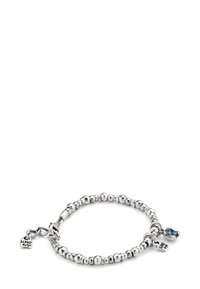 Pulsera de cuentas plateadas con pequeñas etiquetas de encanto y un colgante de piedra preciosa azul sobre un fondo blanco.