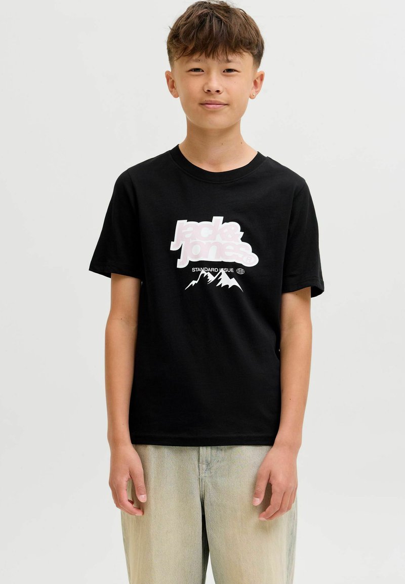 T-shirt en coton noir avec un logo blanc et rose comportant des graphiques de montagnes. Coupe décontractée, col rond, manches courtes.