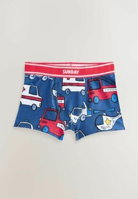 Boxers en bleu avec un motif vibrant de véhicules d'urgence rouges, y compris des camions de pompiers et des voitures de police, avec une ceinture de marque rouge.