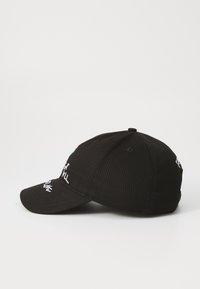 Schwarze Kappe aus Stoff mit einem gebogenen Schirm. Mit weißem gesticktem Text und einem farbigen Design auf der Vorderseite. Fünf belüftete Ösen.