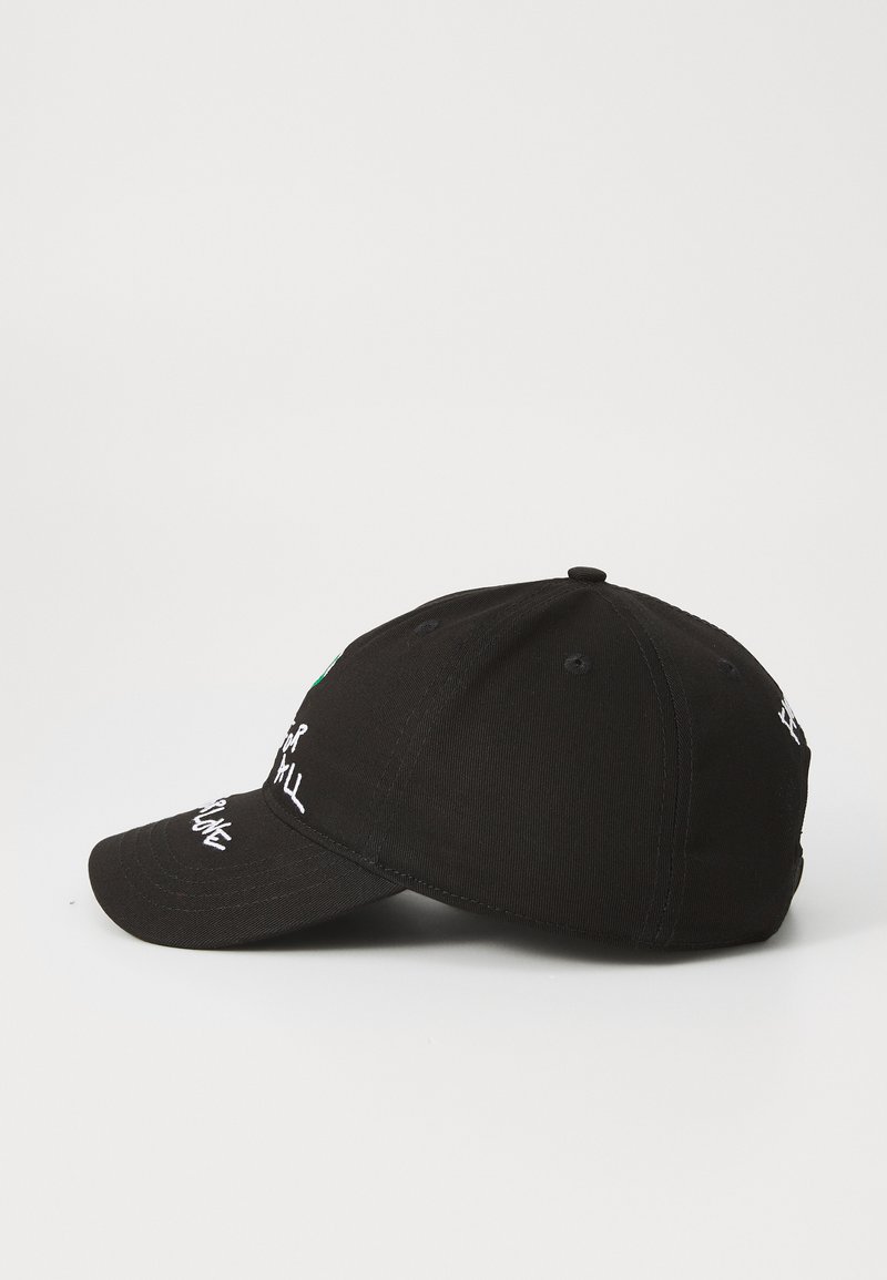 Schwarze Kappe aus Stoff mit einem gebogenen Schirm. Mit weißem gesticktem Text und einem farbigen Design auf der Vorderseite. Fünf belüftete Ösen.