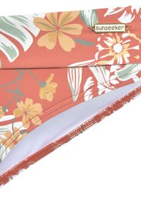 Florale bikinibroek in koraal met witte en groene accenten. Voorzien van een gouden logo-plaatje en een zachte binnenvoering. Gestikte randen.