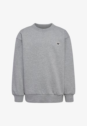 To børn iført matchende grå sweatshirts og sweatpants står side om side mod en ensfarvet baggrund.