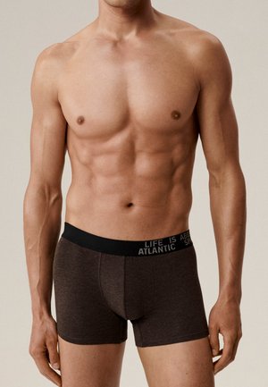 Brązowe bokserki z czarnym elastycznym pasem z napisem "LIFE IS ATLANTIC." Miękka tekstura materiału, dopasowany krój.