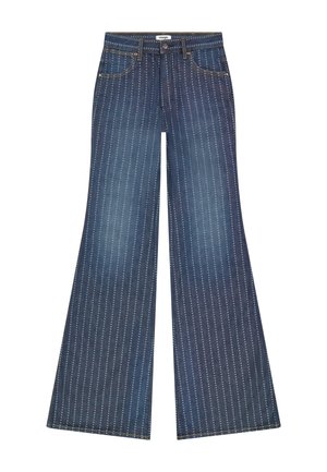 Jean flare bleu avec des rayures blanches verticales en pointillés, poches avant, passants de ceinture et une étiquette Wrangler sur la ceinture.