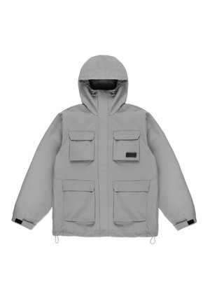 Szara ocieplana kurtka z kapturem, posiadająca cztery naszywane kieszenie, regulowane mankiety oraz ściągacz u dołu. Gładka faktura materiału.