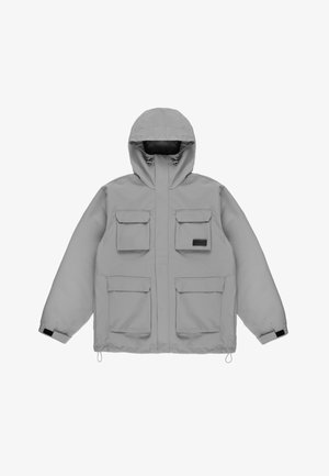 Szara ocieplana kurtka z kapturem, posiadająca cztery naszywane kieszenie, regulowane mankiety oraz ściągacz u dołu. Gładka faktura materiału.