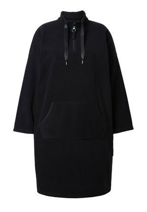 Zwarte fleece pullover jurk met hoge kraag, halve ritssluiting en satijnen trekkoorden. Heeft een voorzak en een relaxte pasvorm. Zachte textuur.