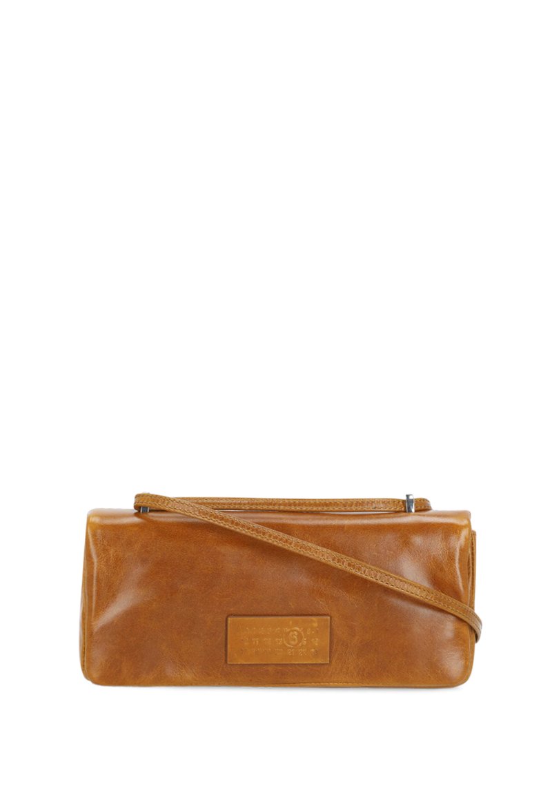 Borsa a pochette in pelle marrone con forma rettangolare, chiusura con zip e tracolla removibile. Presenta una superficie testurizzata e un dettaglio del logo impresso.